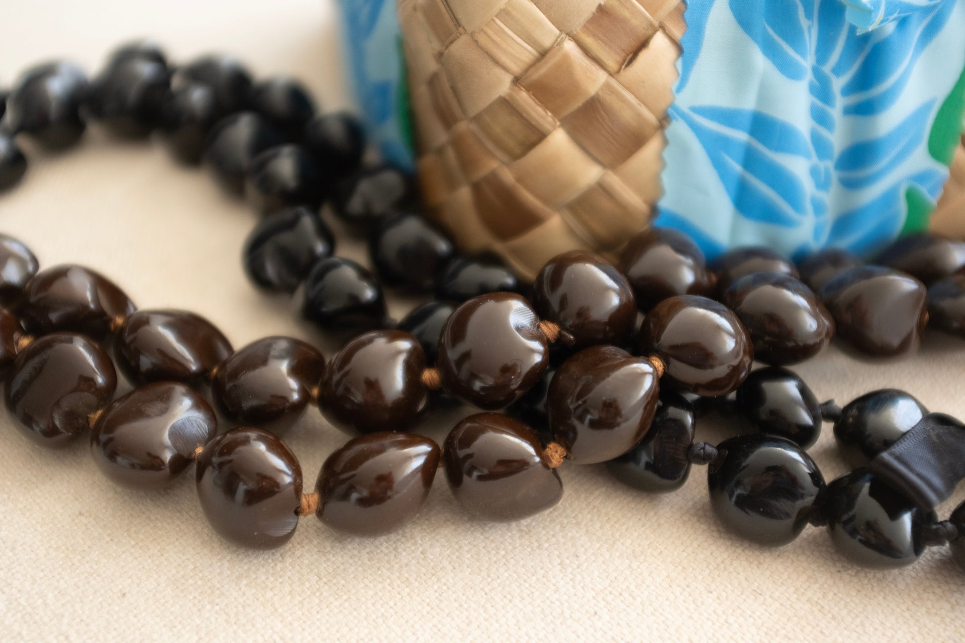 The Meaning of the Kukui Nut Lei in Hawaiian Tradition – Kamakani