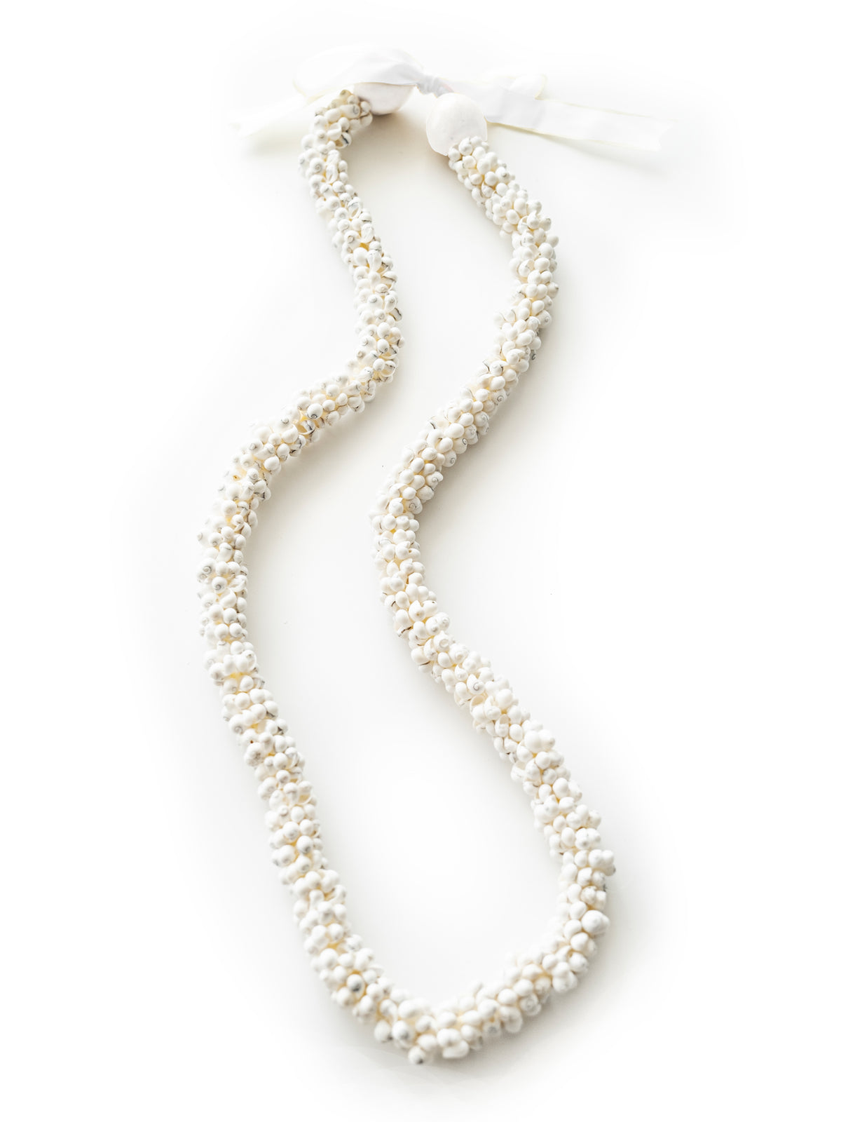 Ka Makani - White Mongoshell Ring Lei with Kukui Nuts